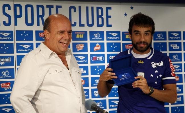 Gerente Valdir Barbosa e agente Gabriel o Pensador apresentaram meia Gabriel Xavier na Toca