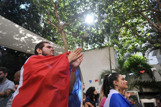 Franceses foram  loucura, em BH, com bicampeonato mundial da seleo na Rssia