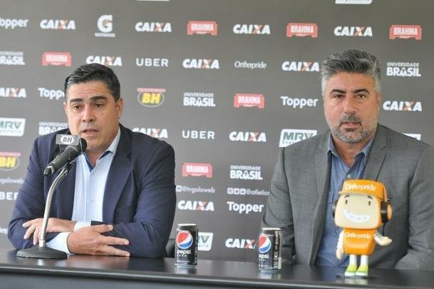 Manh desta sexta-feira foi agitada no Atltico com demisso de Oswaldo e coletiva do presidente