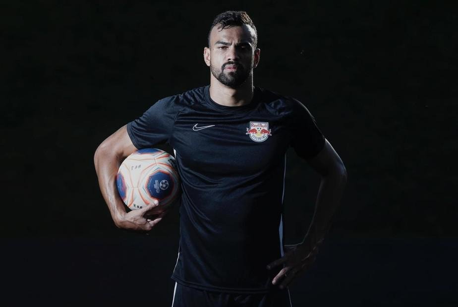 Fabrcio Bruno - depois de entrar na Justia contra o Cruzeiro, em dezembro de 2019, acertou a resciso amigvel em janeiro de 2020. O zagueiro se transferiu para o Bragantino, pelo qual participou de 13 jogos na temporada.