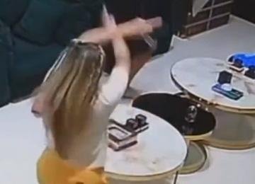 Quando o atacante marcou o gol, Camila repetiu a celebração do artilheiro em campo, fazendo o sinal com o braço cruzado e os dedos para o alto