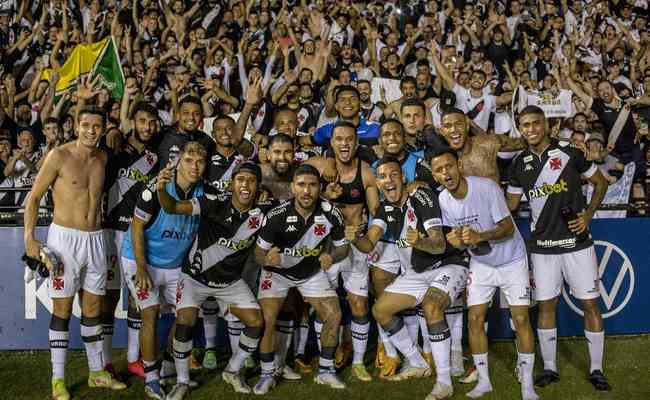 Jogadores do Vasco comemoraram vitória junto da torcida em Criciúma
