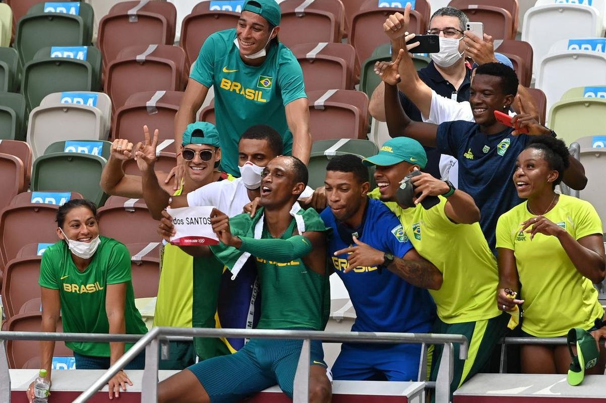 Alisson dos Santos conquistou bronze nos 400m com barreira em Tquio; veja a festa do Piu, o Malvado