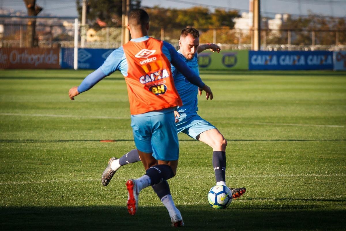 Depois de vencer o Amrica por 3 a 1 no Mineiro, o Cruzeiro se reapresentou na tarde desta sexta-feira, na Toca da Raposa II. Como de praxe, os titulares realizaram treinamento regenerativos na academia. J os reservas estiveram em campo para atividade tcnica sob orientao de Mano Menezes. O treinador, inclusive, passou a maior parte do trabalho em conversa reservada com o vice-presidente de futebol Itair Machado. O prximo compromisso do clube  contra o Atltico-PR, no domingo, s 19h, no Gigante da Pampulha. 