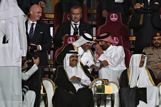 Emir do Catar Tamim bin Hamad al-Thani e seu pai Hamad bin Khalifa al-Thani 