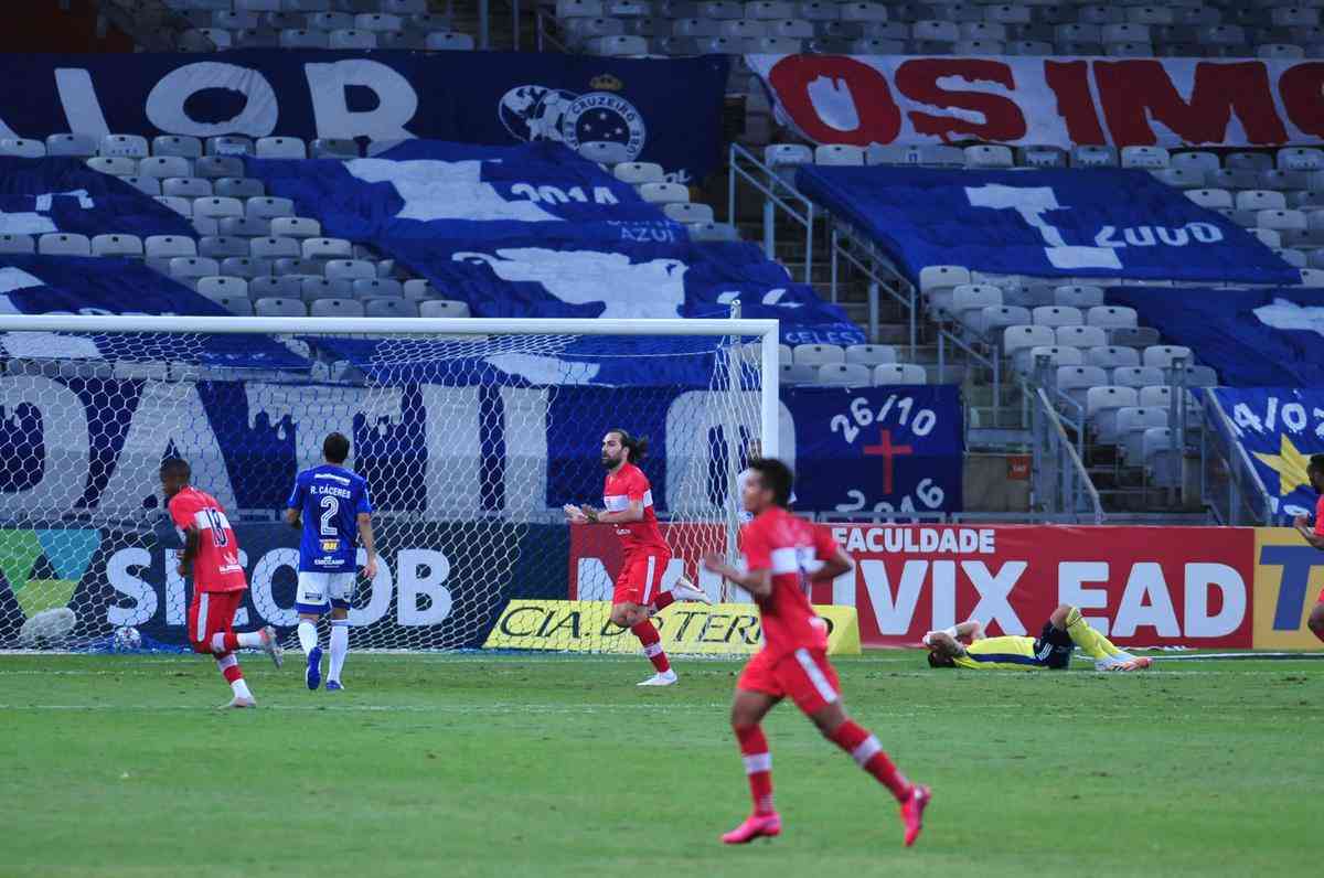 As reações do técnico Enderson Moreira e dos jogadores do Cruzeiro com o empate do CRB no fim do segundo tempo, em jogo no Mineirão, pela Série B: 1 a 1.