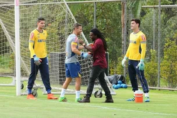 Tinga esteve na Toca da Raposa II e cumprimentou antigos companheiros e torcedores do Cruzeiro
