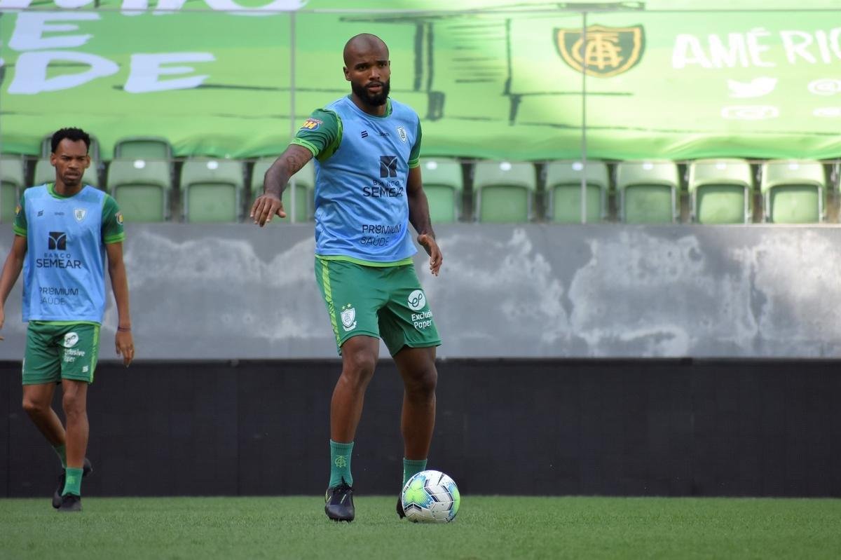 Nesta terça-feira (17), o América realizou atividades com bola na Arena Independência, em Belo Horizonte. O zagueiro Eduardo Bauermann, recuperado de uma cirurgia no joelho esquerdo, participou normalmente das atividades e é opção para o técnico Lisca. A equipe mineira se prepara para o confronto contra o Internacional, em partida válida pelas quartas de final da Copa do Brasil. No jogo de ida, o Coelho venceu por 1 a 0 em Porto Alegre e, agora, entra em campo por um empate para avançar às semifinais do torneio.