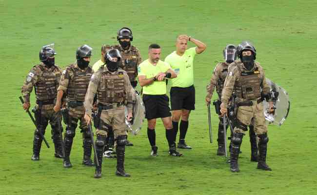 Árbitro Igor Junior Benevenuto saiu escoltado pela polícia após a partida entre Atlético e Cruzeiro, pela primeira fase do Mineiro