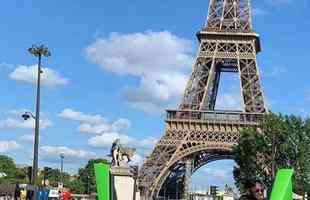 Sass 'ostenta' Lamborghini em frente  Torre Eiffel, em Paris, na Frana
