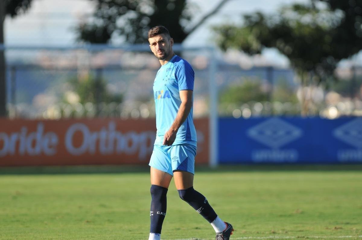 Mano Menezes conta com todo elenco do Cruzeiro para enfrentar La U, quinta, no Mineiro, pela Copa Libertadores. Exceo  atacante Fred, que se recupera de cirurgia no joelho direito