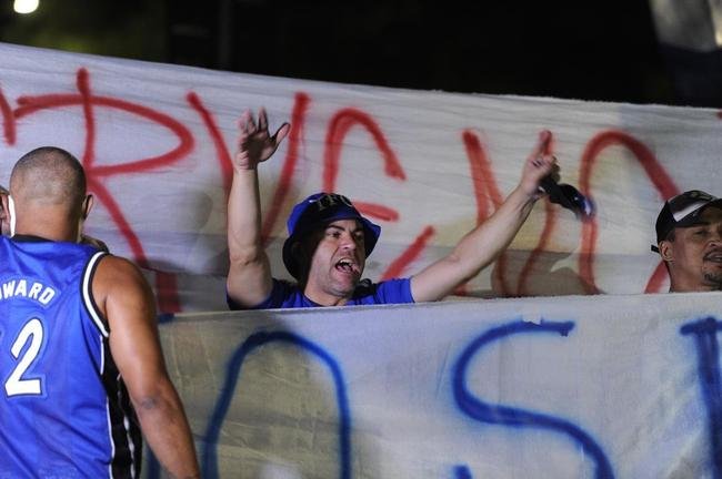Torcida do Cruzeiro mira Srgio, Deivid e conselheiros em protesto no Horto, antes do jogo diante do Operrio-PR, pela Srie B
