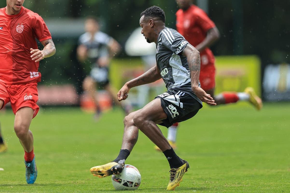 No primeiro jogo-treino, Atltico empatou com o Villa Nova por 1 a 1. Hulk marcou pelo Galo.
