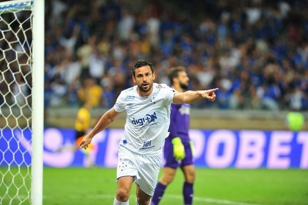 Aos seis minutos, Fred marcou o gol do Cruzeiro depois de assistncia de Egdio, mas arbitragem anulou alegando falta de Robinho na origem da jogada