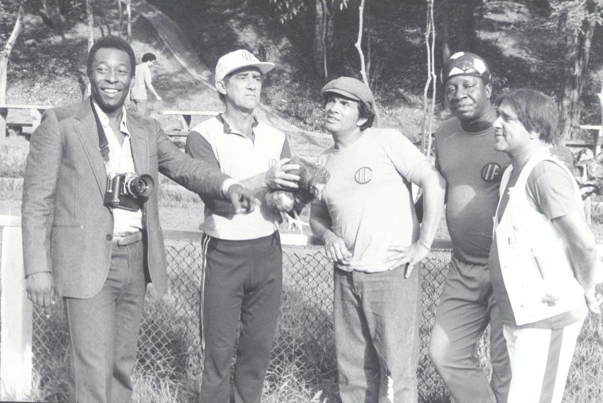 1986 - Pel ao lado dos humoristas Didi (Renato Arago), Ded Santana, Mussum (Antnio Carlos) e Zacarias (Mauro Goncalves), em cena do filme 'Os Trapalhes e o Rei do Futebol', com direo de Carlos Manga.