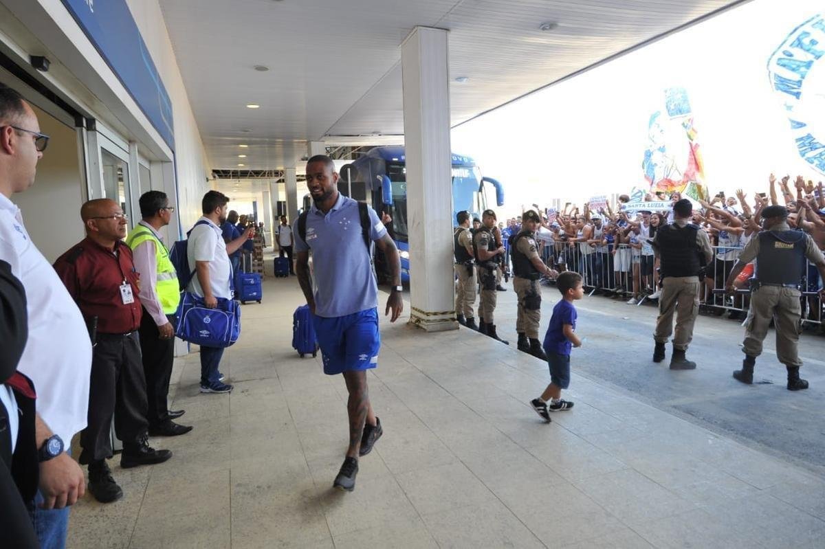 Jogadores do Cruzeiro embarcaram no Aeroporto de Confins, na tarde desta tera-feira, para duelo decisivo contra o Corinthians, em So Paulo, pela final da Copa do Brasil