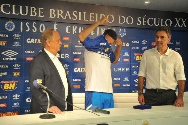 Veja fotos da apresentao do lateral Edilson