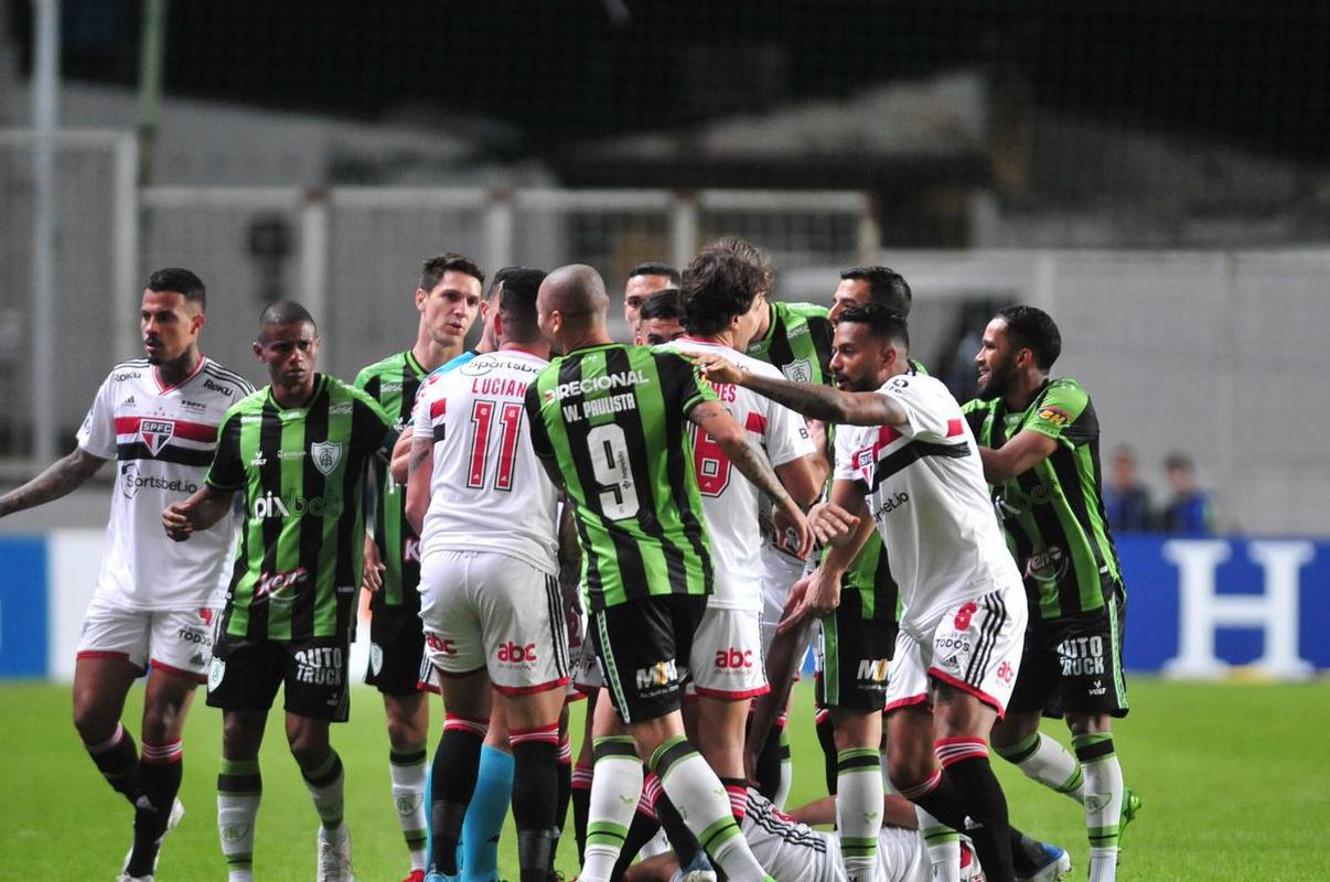 Fotos da partida entre Amrica e So Paulo, nesta quinta-feira (18), no Independncia, em Belo Horizonte, pelas quartas de final da Copa do Brasil.