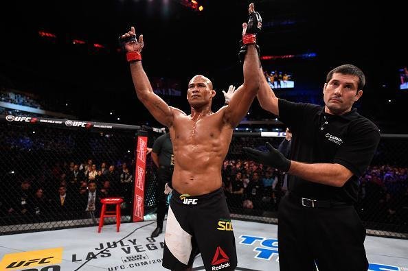 Imagens da vitória arrasadora de Jacaré sobre Belfort