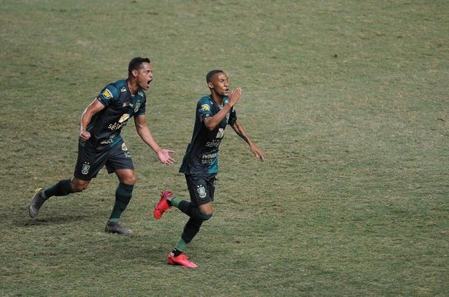 O atacante Ademir marcou 8 gols em 28 jogos pelo Am�rica, que terminou a S�rie B em 2�, com 73 pontos, e subiu � primeira divis�o.