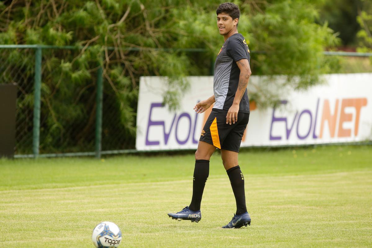 No primeiro trabalho, houve um treinamento tático, que exigia troca de passes e triangulações dos jogadores, com o elenco dividido em grupos de três atletas cada. Em seguida, os jogadores foram divididos em dois grupos no mesmo campo para o trabalho específico por setores de defesa e ataque. De um lado, os zagueiros, laterais e volantes participaram de um treino tático de posicionamento com o auxiliar Daniel Cerqueira. Do outro, os meias e atacantes fizeram um trabalho específico de passe e finalização sob o comando do técnico Daniel Paulista.