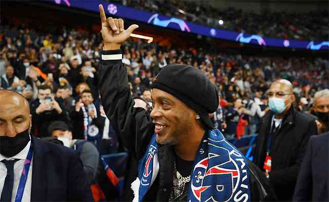 Ronaldinho recebeu o carinho da torcida do PSG, primeiro clube do astro na Europa