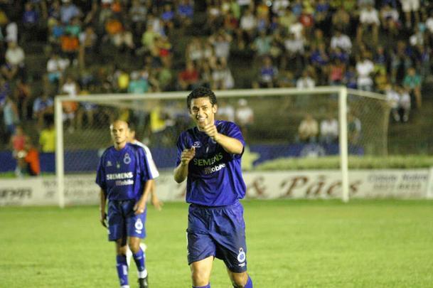 Fred em ação pelo Cruzeiro entre 2004 e 2005