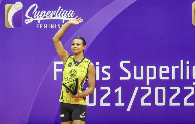 Walewska, do Praia, recebe homenagem especial pela despedida