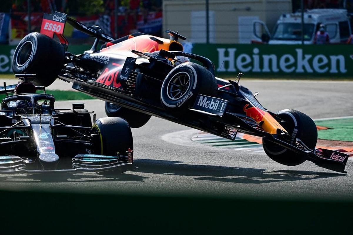 Max Verstappen e Lewis Hamilton se envolveram em batida impressionante no GP da Itlia de Frmula 1