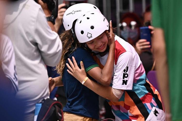 Brasileira Rayssa Leal, de 13 anos, conquista medalha de prata no skate street nos Jogos Olmpicos de Tquio. Japonesas Momiji Nishiya (ouro)  Funa Nakayama (bronze) completaram o pdio 