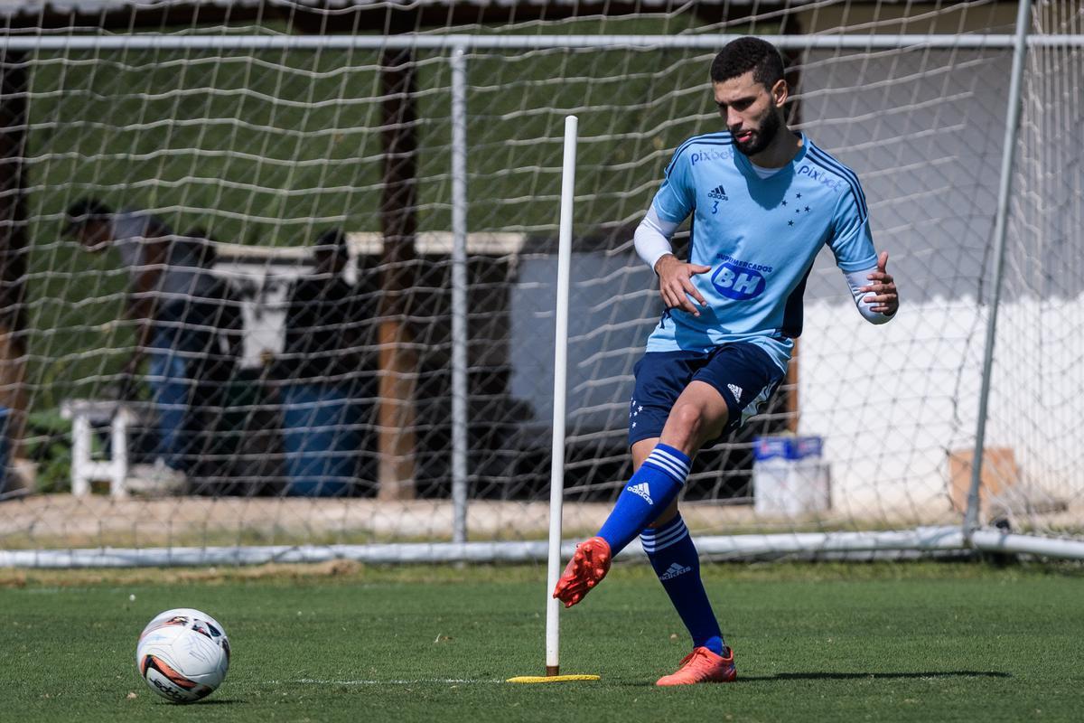 Fotos do treino do Cruzeiro nesta quinta-feira (4), na Toca da Raposa II, em Belo Horizonte. Time celeste enfrentar o Tombense no sbado, s 19h, no Mineiro, pela Srie B.