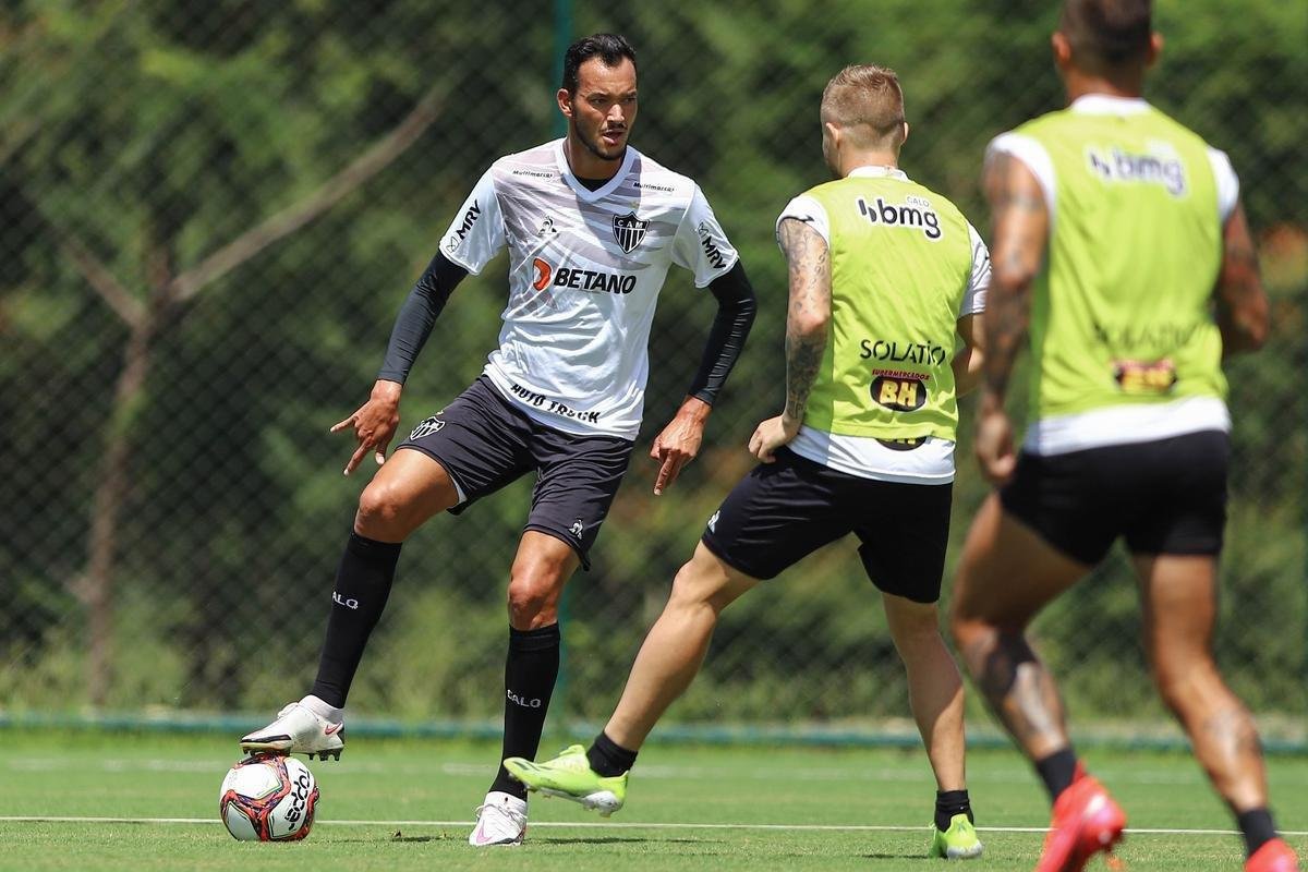 Treino do Atlético em campo. Jogadores fizeram atividade pela manhã no gramado. No período da tarde, trabalho foi na academia