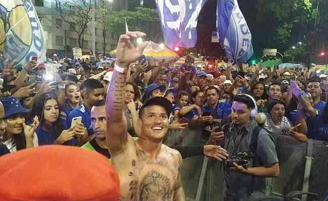 Edu provocou o Atltico na festa do acesso do Cruzeiro