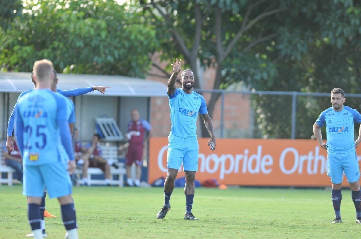 Jogadores do Cruzeiro durante treino desta sexta-feira na Toca da Raposa II