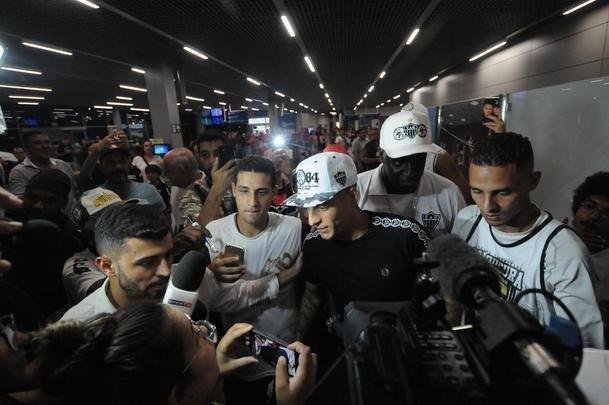 Arana foi recepcionado por torcedores do Atltico no Aeroporto de Confins