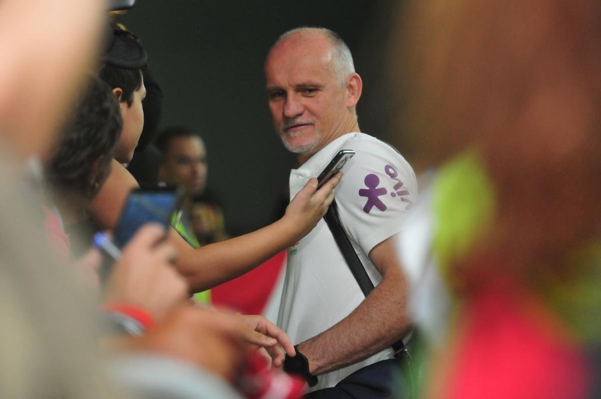Seleo Brasileira deixou hotel Ouro Minas na noite desta quarta-feira e se despediu de Belo Horizonte, onde venceu a Argentina por 2 a 0 na semifinal da Copa Amrica. Reta final de treinos ser na Granja Comary, em Terespolis. Deciso est marcado para domingo, s 17h, no Maracan
