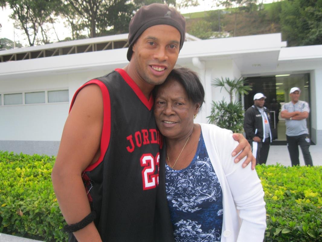 25/04/2013 - Visita de Dona Miguelina ao filho, Ronaldinho Gacho, na Cidade do Galo