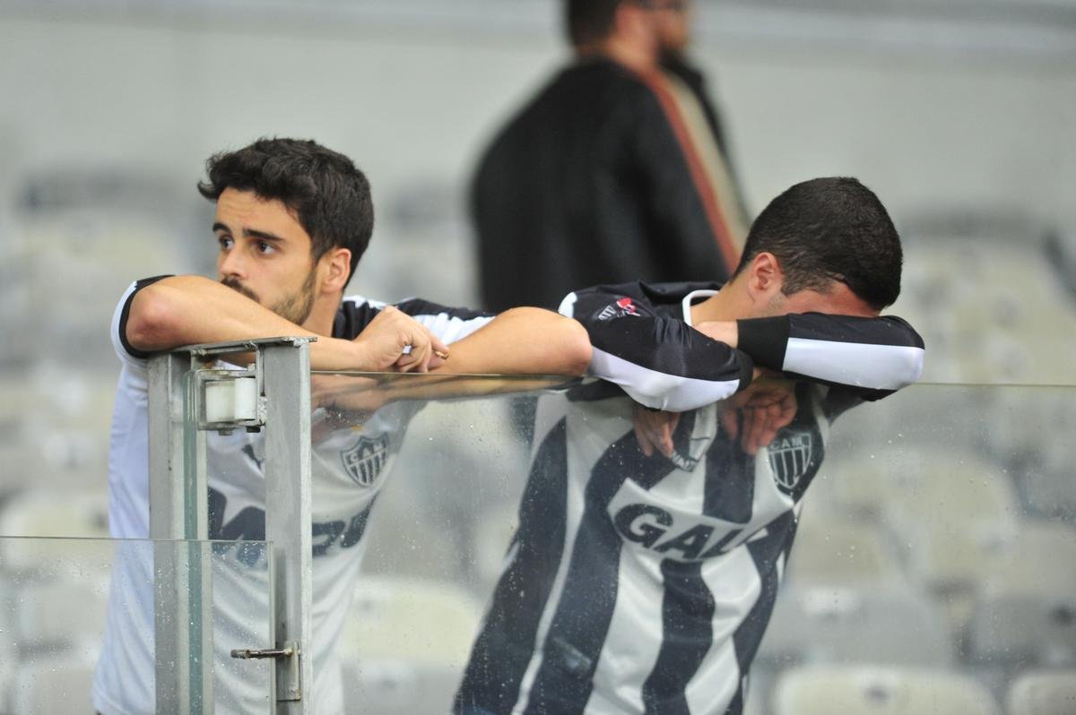 Fotos de tristeza e decepo dos torcedores atleticanos com a eliminao da Copa Sul-Americana para o Coln, no Mineiro. Galo perdeu nos pnaltis por 4 a 3