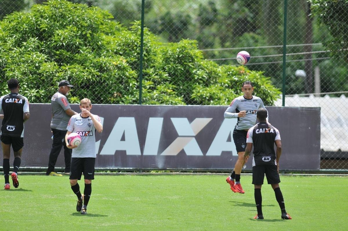 Manh desta sexta-feira foi agitada no Atltico com demisso de Oswaldo e coletiva do presidente