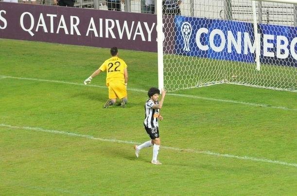 Depois de vitria do Atltico por 1 a 0 no tempo normal, Victor pegou trs pnaltis do Unin La Calera e levou o time alvinegro s oitavas de final da Sul-Americana