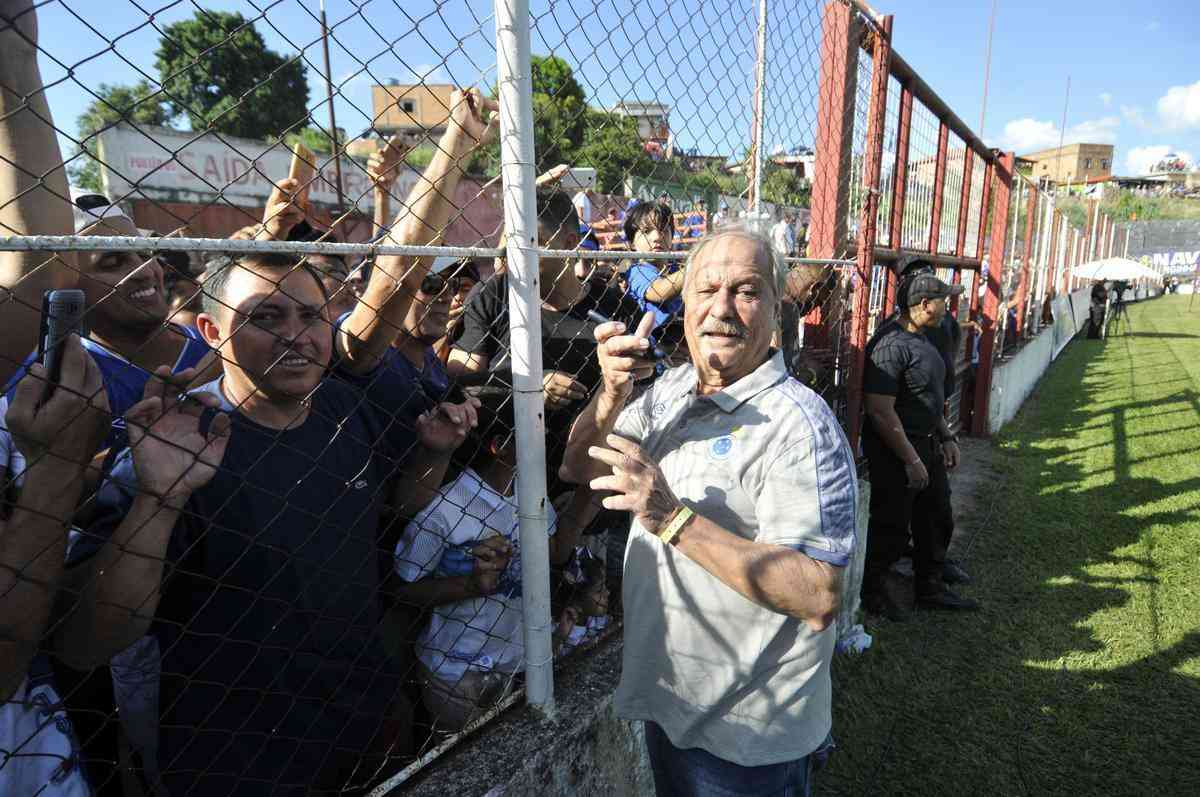 Presidente do Cruzeiro, Wagner Pires de S, no estdio Fario, antes da partida contra o Guarani