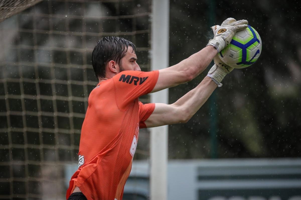 Atltico treina com Victor e Jair em campo; veja fotos