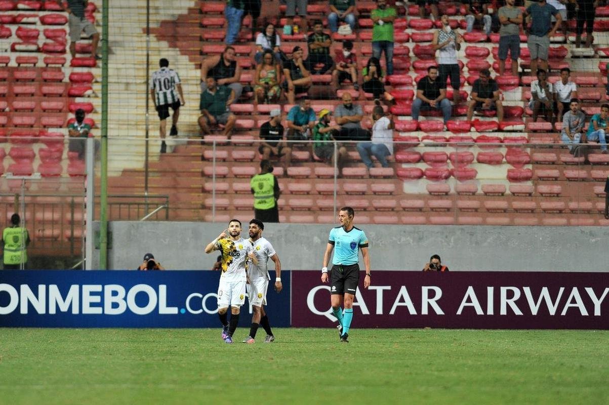 Aos 46min da etapa complementar, Josue Colmn fez linda jogada individual e contou com desvio da defesa para dar um 'banho de gua fria' nos mandantes: Guaran 1 a 0.