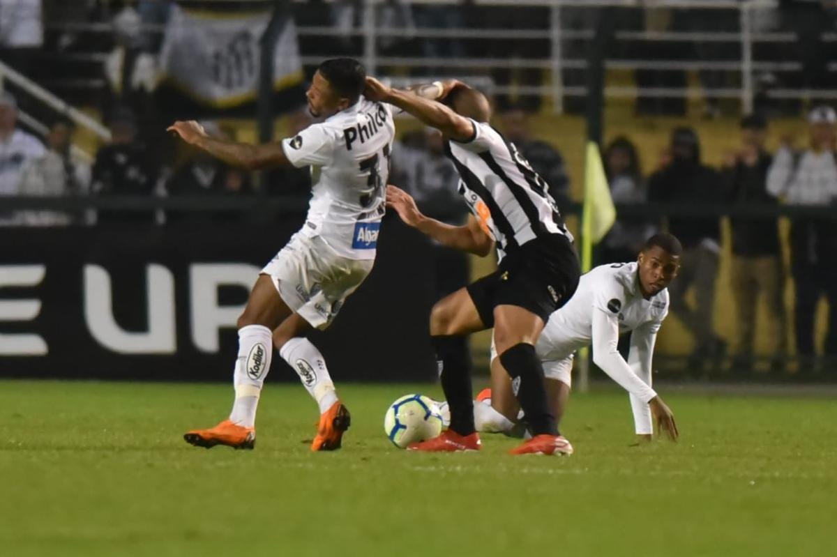 Atlético derrotou Santos por 2 a 1, de virada, com gols de Chará, e avançou às quartas de final da Copa do Brasil