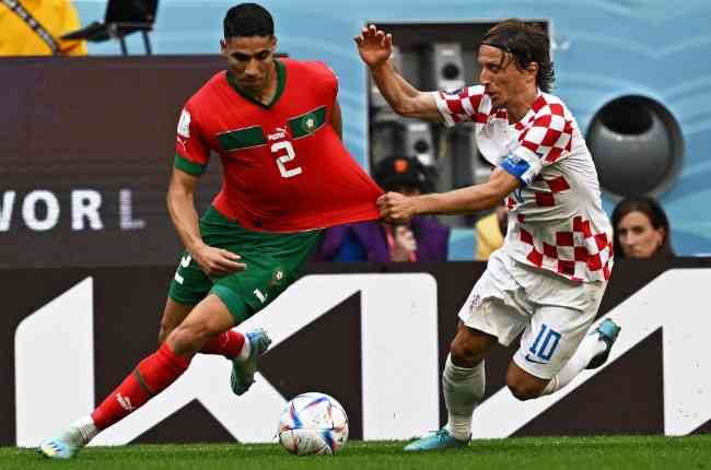 Hakimi e Modric em disputa de bola no empate entre Marrocos e Crocia