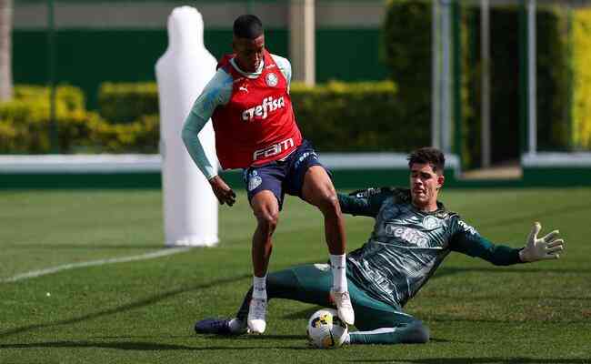 Lateral Vanderlan e goleiro Vinicius durante treinamento na Academia de Futebol do Palmeiras