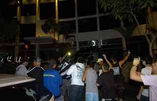 Torcedores protestam na porta da sede do Galo depois do clssico