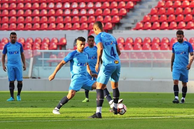Fotos do treino do Cruzeiro no estdio Libertadores de Amrica, casa do Independiente, em Avellaneda. Time celeste fechou preparao para o jogo contra o Racing, s 21h30 desta tera-feira, no El Cilindro, pela primeira rodada do Grupo 5 da Copa Libertadores (Ramon Lisboa/EM D.A Press)