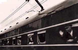 Ex-presidente Carmine Furletti na janela do trem