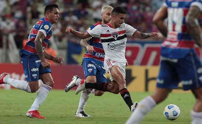 Corinthians arranca empate com Fortaleza no fim e sai da parte